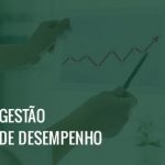 Folha com um gráfico sendo segurada pela mão de uma pessoa e a outra mão apontando para o gráfico com uma caneta e o texto gestão de desempenho