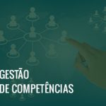 Ícones representando pessoas, sendo que uma está ao centro e as demais ao seu redor, ligadas à do centro por linhas, com uma mão apontando a uma das pessoas de fora, além do texto gestão de competências.