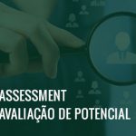 Mão segurando uma lupa aumentando um ícone que representa uma pessoa e o texto assessment avaliação de pessoal.