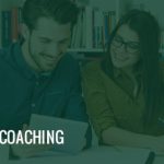 Um homem e uma mulher sentados lado a lado em uma mesa de trabalho e o texto coaching.