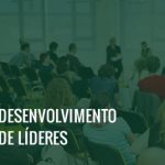 Várias pessoas em sala de aula em um treinamento e o texto desenvolvimento de líderes