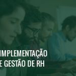Imagem de pessoas lendo algo em uma sala de trabalho e o texto Implementação de RH