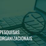 Imagem de uma lupa sobre o teclado de um notebook e o texto pesquisas organizacionais.