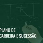 Imagerm de um desenho de campo de futebol e de uma m]ao desenhando táticas e o texto plano de carreira e sucessão.