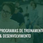 Imagem de uma tutora e de pessoas assistindo a uma aula. Texto Programas de Treinamento e Desenvolvimento