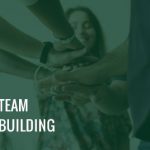 Imagem de pessoas unindo as mãos e o texto Team Building